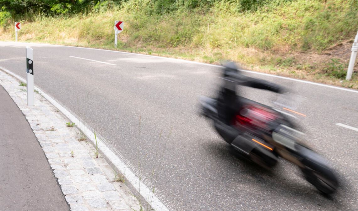 Auf der kurvenreiche Waldstrecke zwischen Illingen und Schützingen tauchen wieder mehr Motorradraser auf. Archivfoto: Fotomoment