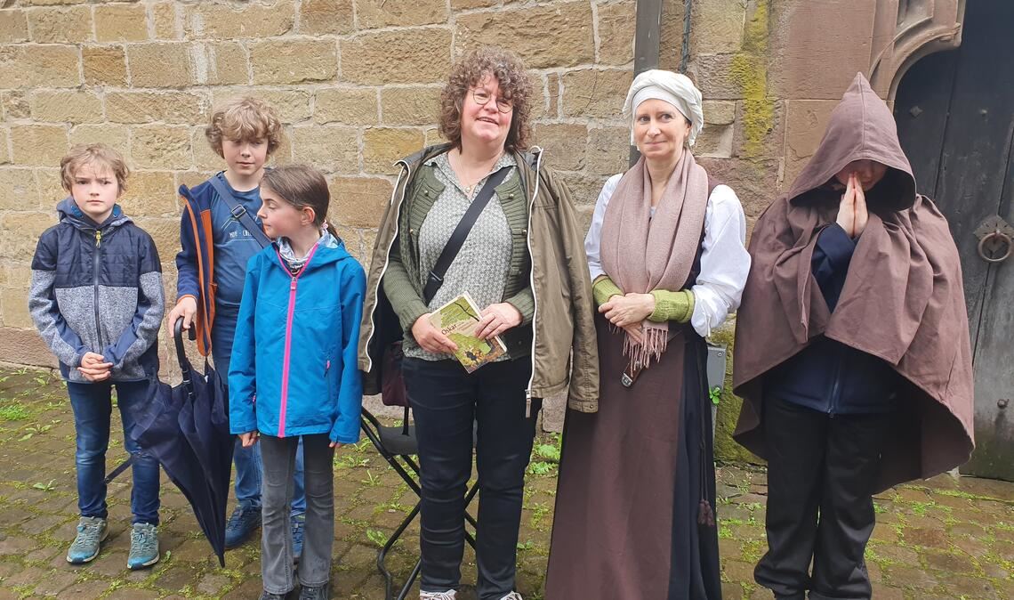 Auf der spannenden Suche nach der Ikone führt Autorin Claudia Frieser (Dritte v. re.) die Teilnehmerinnen und Teilnehmer zusammen mit Gästeführerin Claudia Hermsen und „Oskar“ durch die Klosteranlage. Foto: Schröder