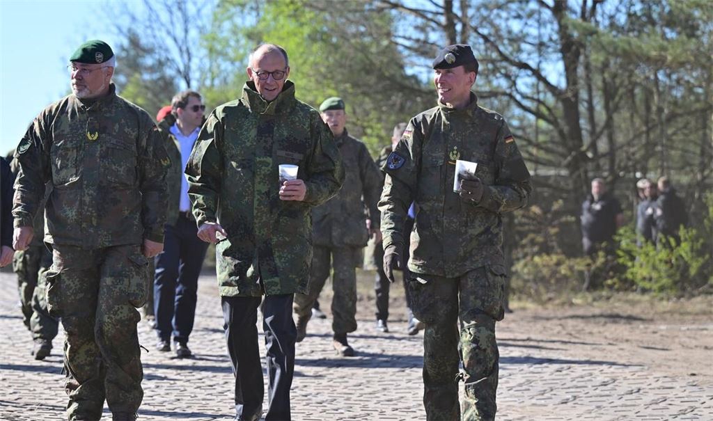 Auf die Ankündigung einer möglichen Reduzierung von US-Truppen in Deutschland durch Präsident Donald Trump ging Bundeskanzler Friedrich Merz (Mitte) bei einem Truppenbesuch im niedersächsischen Munster nicht näher ein.