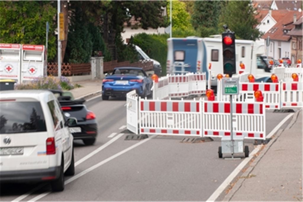 Auf die Behelfsampel in Lienzingen folgt wegen der Sanierung der B35-Zufahrten in dem Stadtteil schon bald die nächste provosorische Verkehrsregelung. Archivfoto: Fotomoment 