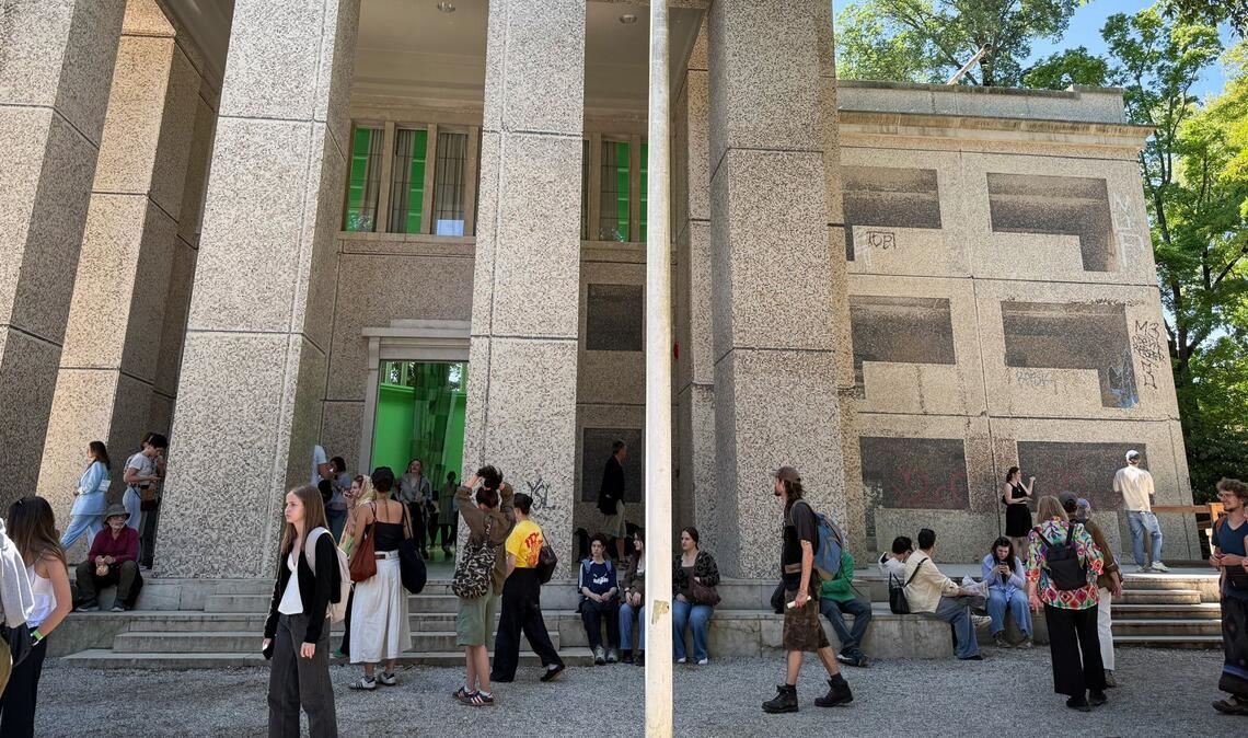 Auf die Fassade des Deutschen Pavillons ist ein Ostberliner Plattenbau samt aufgesprayten Graffitis projiziert.