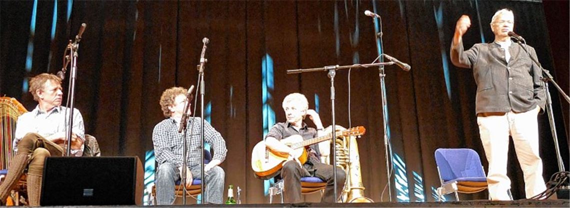 Auf die Macht der Worte und der Musik setzen Gerhard Polt und die Well-Brüder Michael, Karl und Christoph (v.re.). Zum Einsatz kommen unzählige Instrumente von Harfe und Gitarre über Tuba und Bach-Trompete bis Akkordeon und Alphorn, die die Musiker virtuos beherrschen.