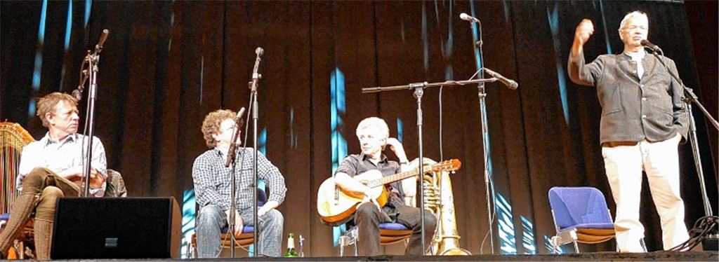 Auf die Macht der Worte und der Musik setzen Gerhard Polt und die Well-Brüder Michael, Karl und Christoph (v.re.). Zum Einsatz kommen unzählige Instrumente von Harfe und Gitarre über Tuba und Bach-Trompete bis Akkordeon und Alphorn, die die Musiker virtuos beherrschen.