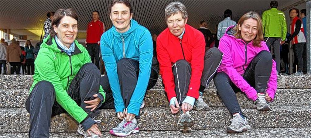 Auf die Plätze, fertig, los: Die Teilnehmer schnüren ihre Turnschuhe für die Aktion „Laufen Fit“, bei der unsere Zeitung gemeinsam mit der AOK in Mühlacker für Bewegung sorgt. 