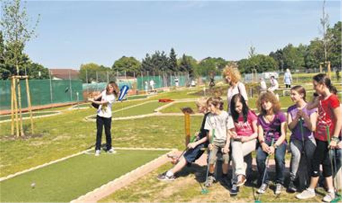 Auf die richtige Technik kommt es an: In kürzester Zeit hat sich die neue Minigolfanlage in Mühlacker zu einem beliebten Ausflugs- und Freizeitziel für alle Altersklassen entwickelt.
Fotos: Stahlfeld