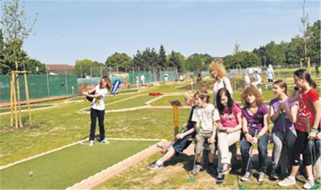 Auf die richtige Technik kommt es an: In kürzester Zeit hat sich die neue Minigolfanlage in Mühlacker zu einem beliebten Ausflugs- und Freizeitziel für alle Altersklassen entwickelt.
Fotos: Stahlfeld
