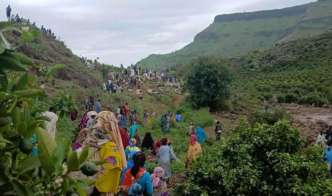 Auf diesem Foto der Sudanesischen Befreiungsbewegung/Armee versammeln sich Menschen an der Stelle eines Erdrutsches vom 31. August, der das Dorf Tarasin in den Marrah-Bergen in Zentral-Darfur zerstört hat.