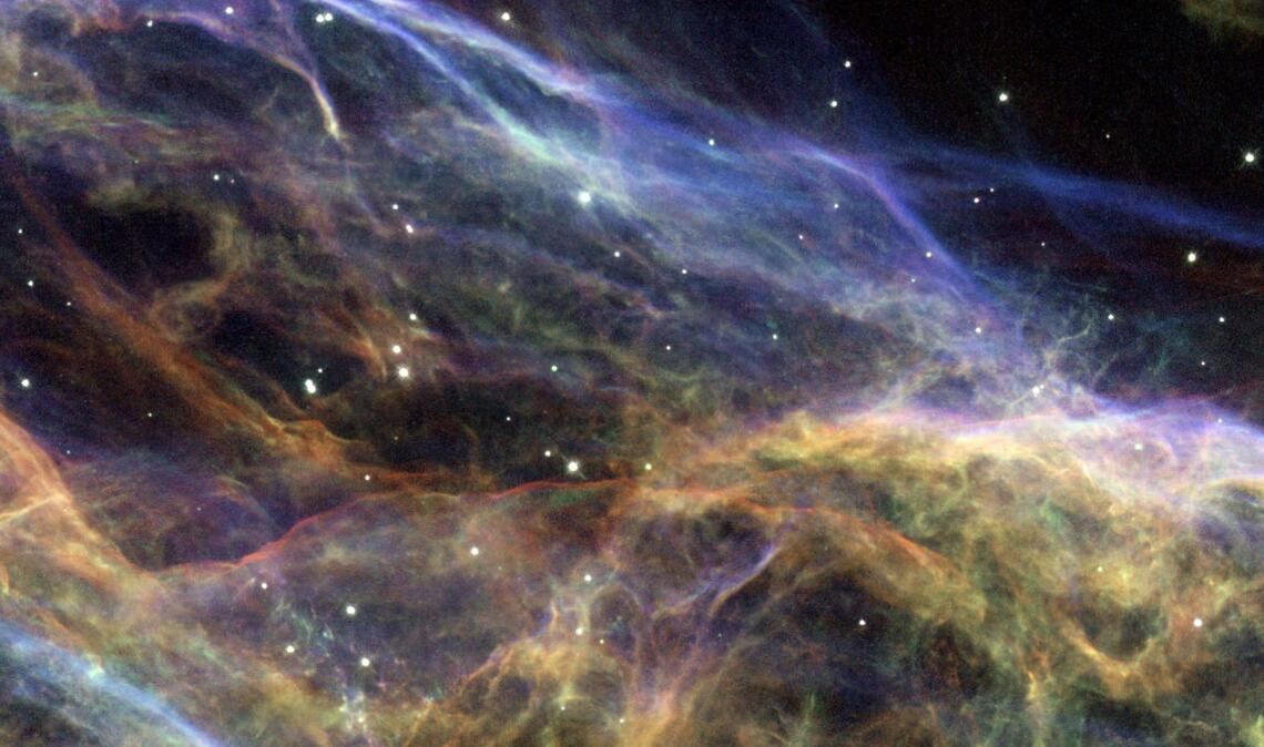 Auf diesem Foto des Hubble-Weltraumteleskops sind Überreste einer Sternenexplosion in der Milchstraße zu erkennen. Die Aufnahme zeigt ein Ausschnitt des Veil Nebels im Sternbild Schwan.