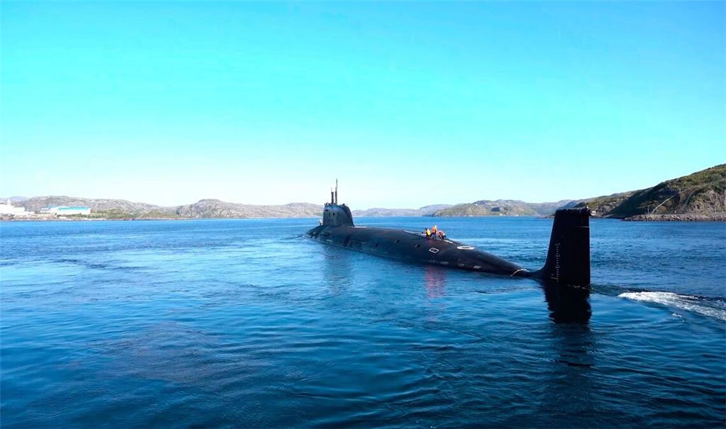 Auf diesem Foto  sticht ein russisches Atom-U-Boot während gemeinsamer Militärübungen zwischen Russland und Weißrussland in See (Archivbild).