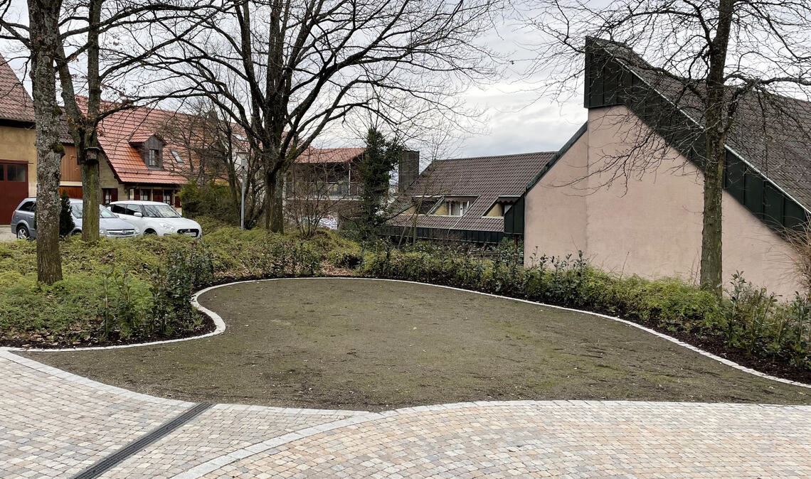 Auf diesem Grünbereich in der Sternenfelser Ortsmitte soll eine Sitzinsel aus Sandstein aufgestellt werden. Foto: Fotomoment