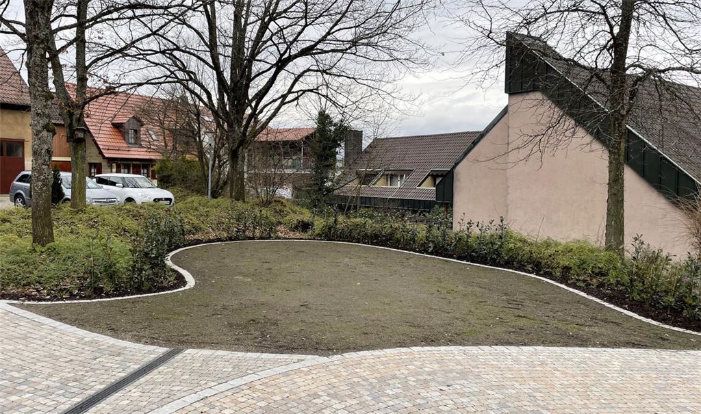 Auf diesem Grünbereich in der Sternenfelser Ortsmitte soll eine Sitzinsel aus Sandstein aufgestellt werden. Foto: Fotomoment