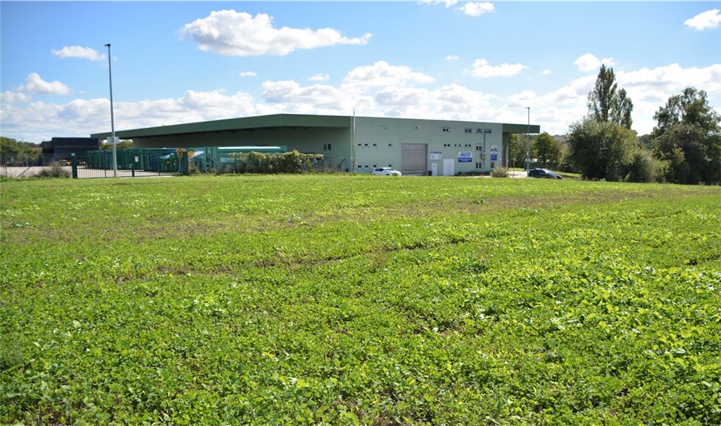 Auf diesem Grundstück im Gewerbegebiet Schweichling in Illingen sollen neue Logistikhallen entstehen. Der Gebäudekomplex im Hintergrund soll abgerissen werden. Foto: Stahlfeld