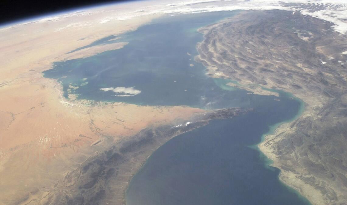 Auf diesem Satelliten(archiv)bild sind die Straße von Hormus (Engstelle in der Mitte), der Persische Golf obere Bildhälfte) und der Golf von Oman zu (untere Bildhälfte) zu sehen.