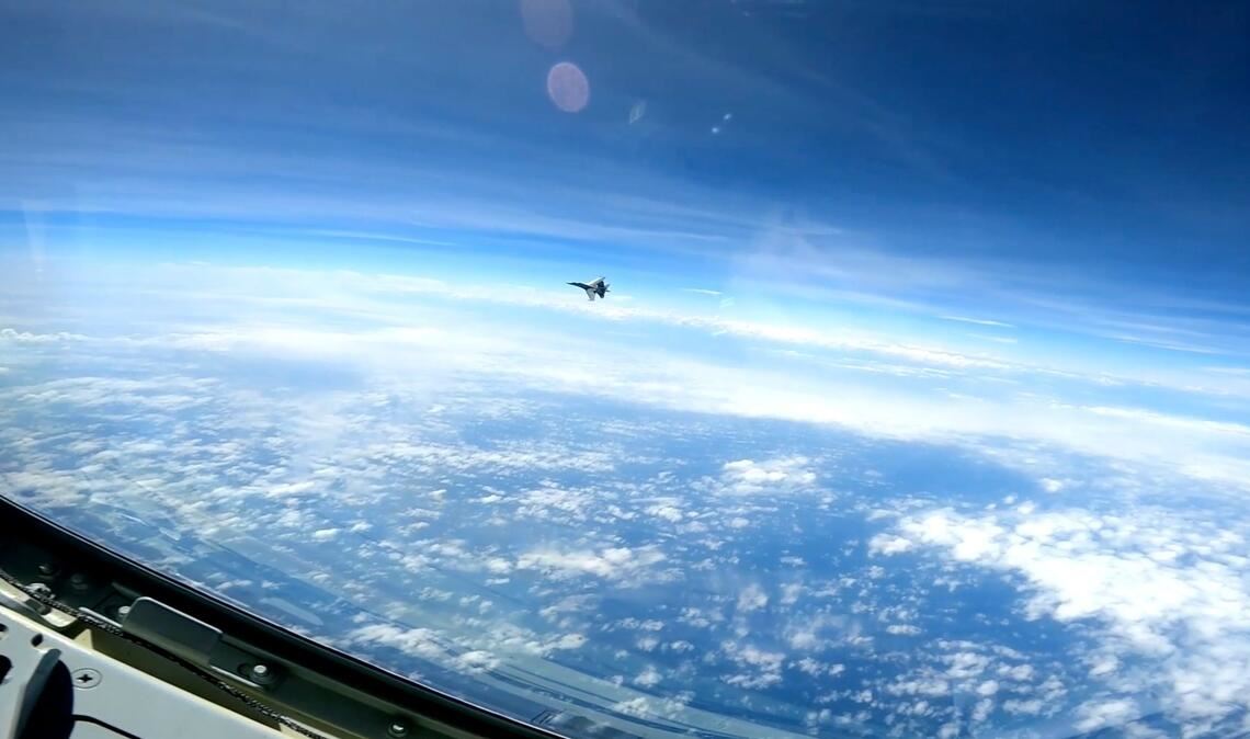 Auf diesem Standbild aus einem von der US-Marine zur Verfügung gestellten Video fliegt ein chinesisches J-16-Kampfflugzeug am Freitag nahe an ein US-Flugzeug vom Typ RC-135 heran, das im internationalen Luftraum über dem Südchinesischen Meer fliegt.