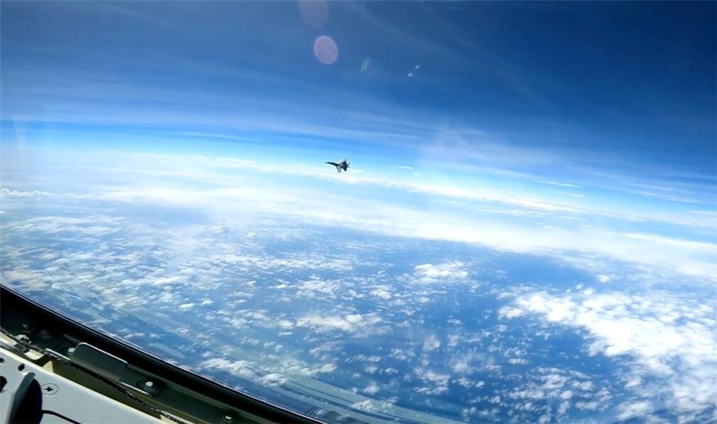 Auf diesem Standbild aus einem von der US-Marine zur Verfügung gestellten Video fliegt ein chinesisches J-16-Kampfflugzeug am Freitag nahe an ein US-Flugzeug vom Typ RC-135 heran, das im internationalen Luftraum über dem Südchinesischen Meer fliegt.