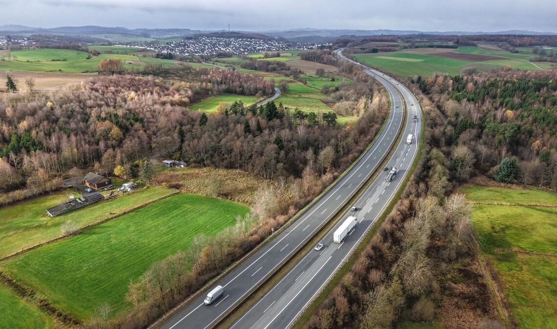 Auf diesem Teilstück der A45 wurden Mitte November die abgetrennten Hände der Frau gefunden. (Archivbild)