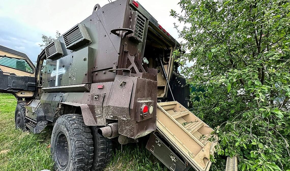 Auf diesem vom Telegrammkanal des Gouverneurs der Region Belgorod veröffentlichten Handout-Foto ist ein beschädigtes Militärfahrzeug zu sehen.