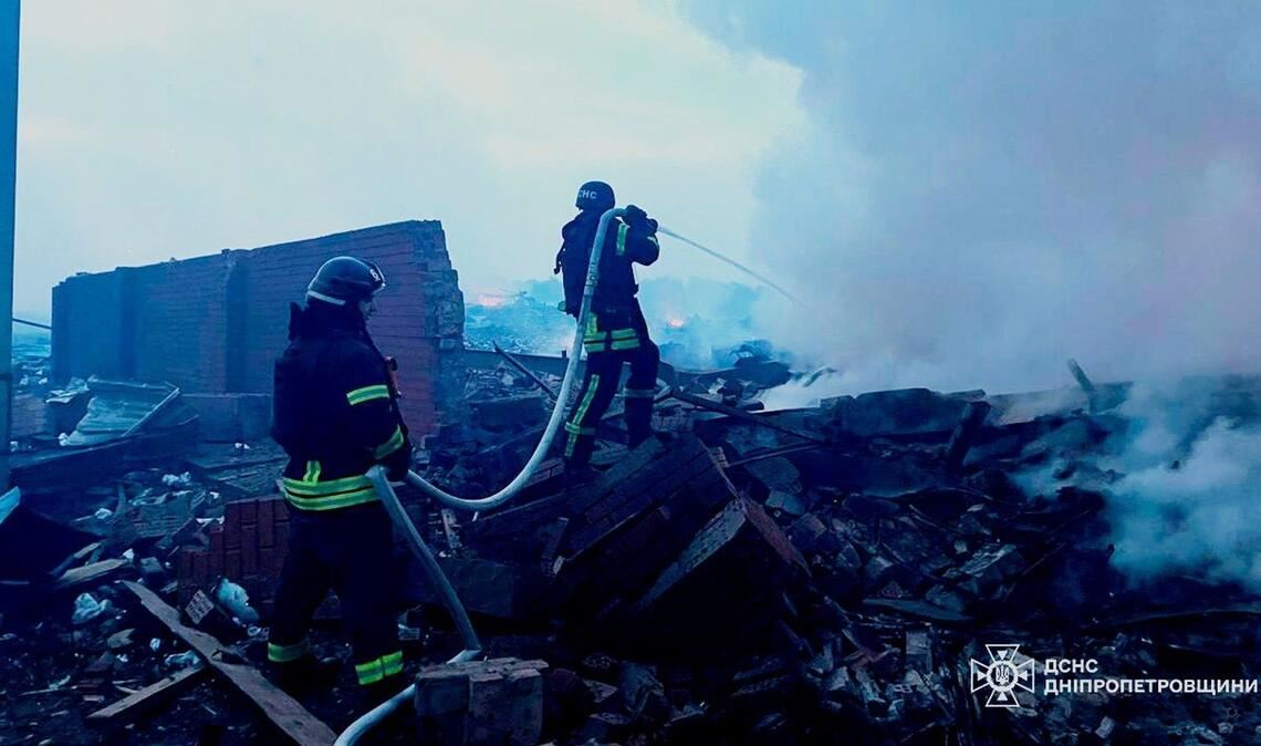 Auf diesem vom ukrainischen Katastrophenschutz zur Verfügung gestellten Foto löschen Rettungskräfte ein Feuer in einem Wohnhaus in Dnipro, das bei einem Angriff zerstört wurde.