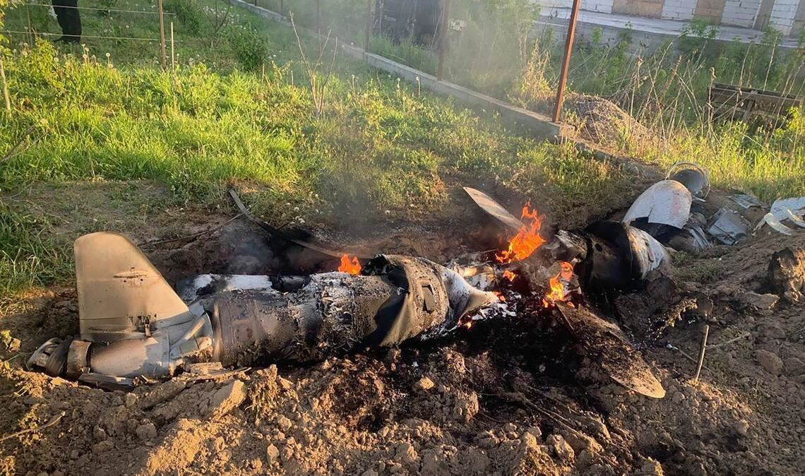Auf diesem von der Pressestelle der ukrainischen Polizei zur Verfügung gestellten Foto sind nach einem nächtlichen Raketenangriff Mitte Mai in der Region Kiew Bruchstücke einer mutmaßlich russischen Rakete zu sehen, die vom ukrainischen Luftabwehrsystem abgeschossen wurde.