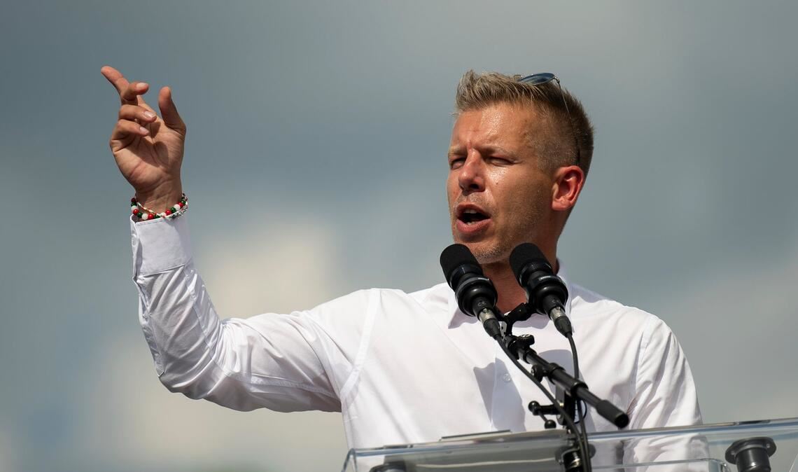 Auf diesen Mann setzen viele Gegner von Orban in Brüssel: Peter Magyar ist der wichtigste Herausforderer bei der Parlamentswahl am 12. April. (Archivbild)