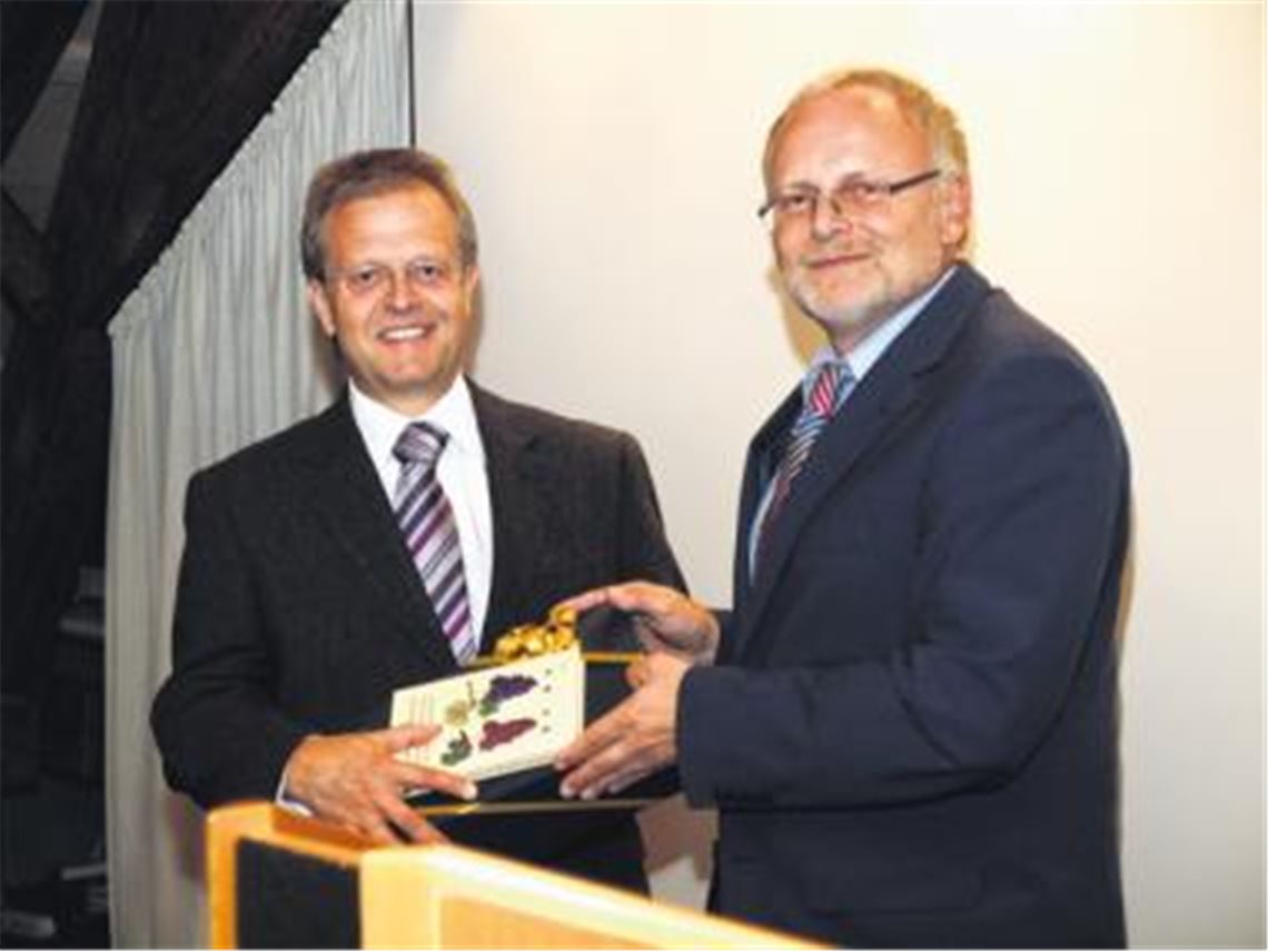 Auf ein Neues: Landrat Karl Röckinger (re.) gratuliert Ötisheims Bürgermeister Werner Henle zur Wiederwahl und zur Verpflichtung auf weitere acht Jahre. Foto: Appich