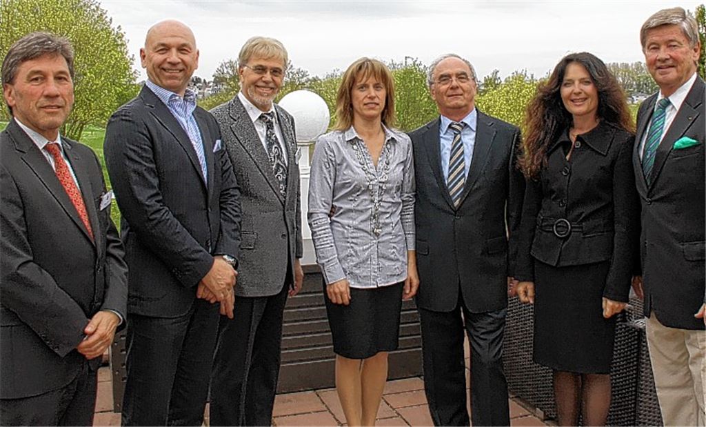Auf ein erfolgreiches Vereinsjahr blickt die Vorstandschaft des Golfclubs Pforzheim zurück: Rainer Schäfer, Adnan Mumbasic, Horst Hägele, Andrea Grabherr, Wingolf Ehmann, Hannelore Zachmann und Wolfgang Daum (v.li.) Foto: Helbig