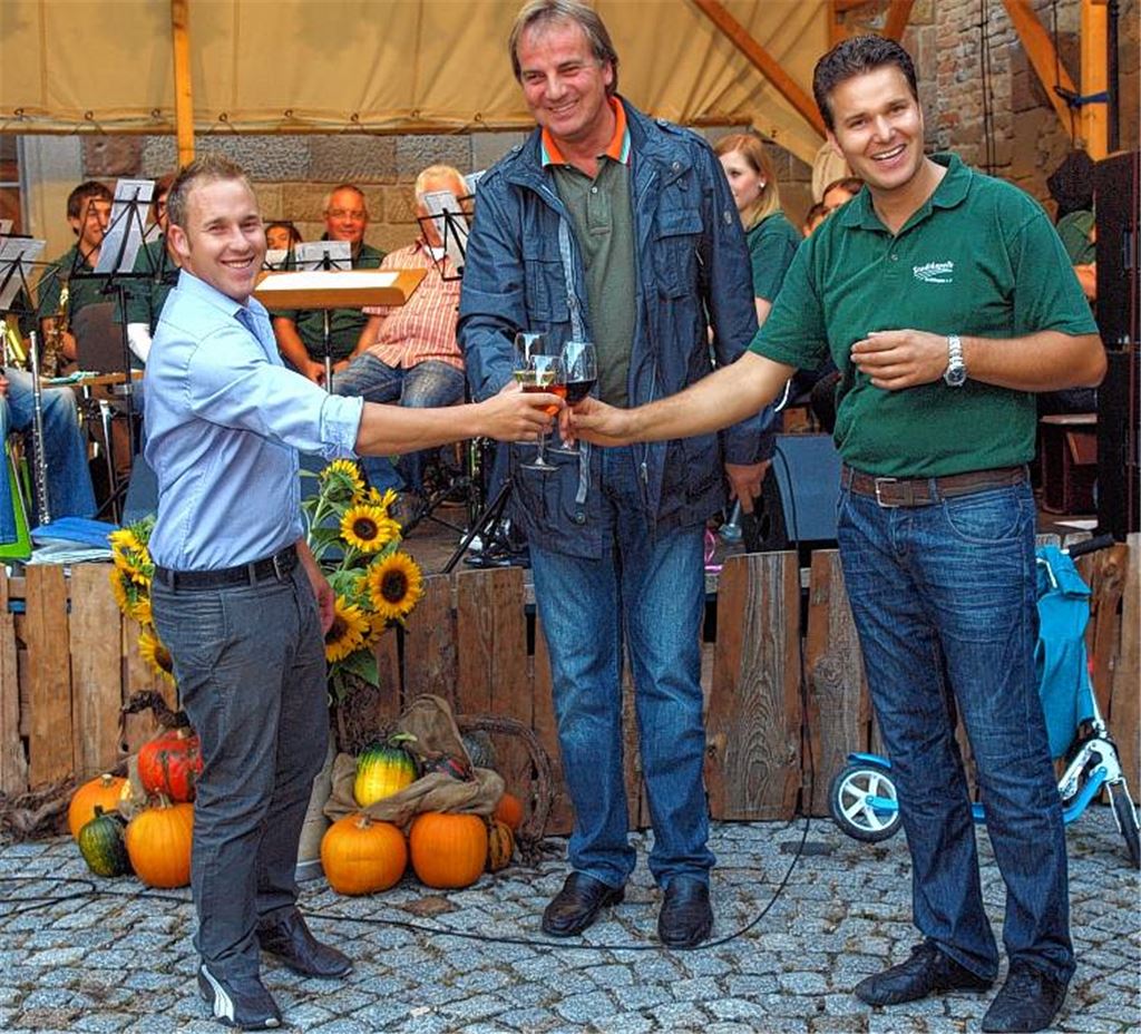 Auf ein gelungenes Fest stoßen Bürgermeister Heinz-Peter Hopp (linkes Bild Mitte) sowie Daniel Müller (li.) und Alexander Fink von der Stadtkapelle an. Die Kelter bietet sich derweil erneut als Podium für zeitgenössische Kunst dar. Das Forum Bau und Kultur veranstaltet dort einen Kunstmarkt.