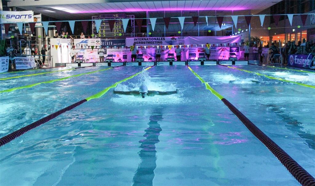 Auf ein stimmungsvolles Herbstmeeting im Mühlacker Hallenbad freuen sich nicht nur die gastgebenden Wasserfreunde. Foto: Archiv/Fotomoment