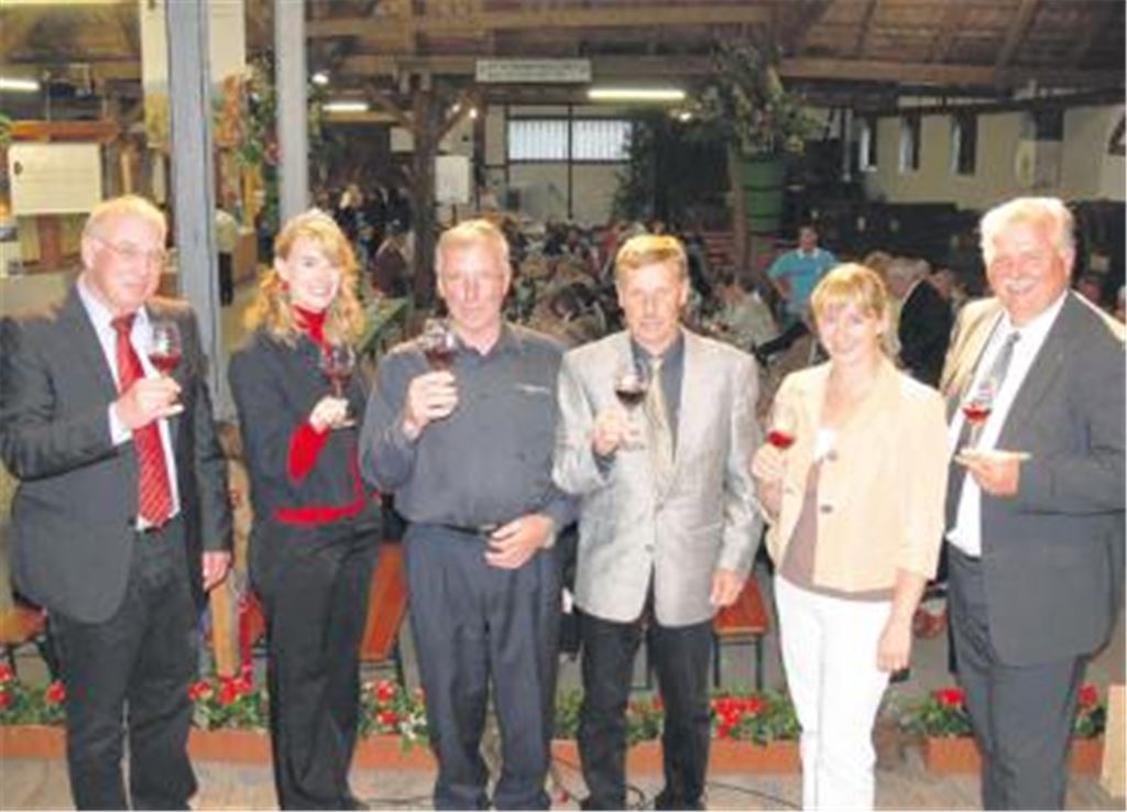 Auf eine erfolgreiche Zukunft der WG Diefenbach stoßen am Jubiläumsabend an: Werner Hupbauer, Vorstandvorsitzender der Württembergischen Weingärtnerzentralgenossenschaft, Weinkönigin Juliane Nägele, Hartmut Gutjahr und Martin Werthwein von der WG Diefenbach, Bürgermeisterin Sigrid Hornauer und Hermann Hohl, Präsident des Weinbauverband Württemberg (v. li.). Foto: Garhöfer
