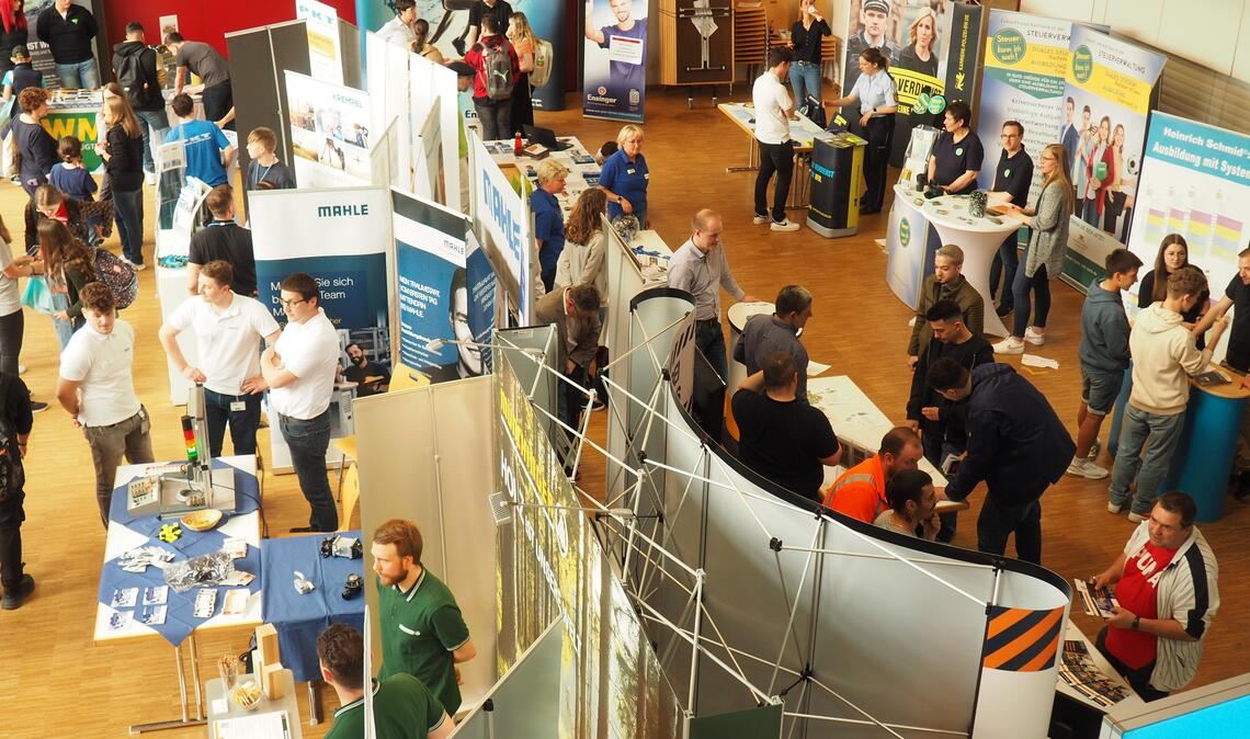 Auf eine große Resonanz stößt die erste Berufsmesse an der Johann-Christoph-Blumhardt-Schule in Lomersheim. Fotos: Müller
