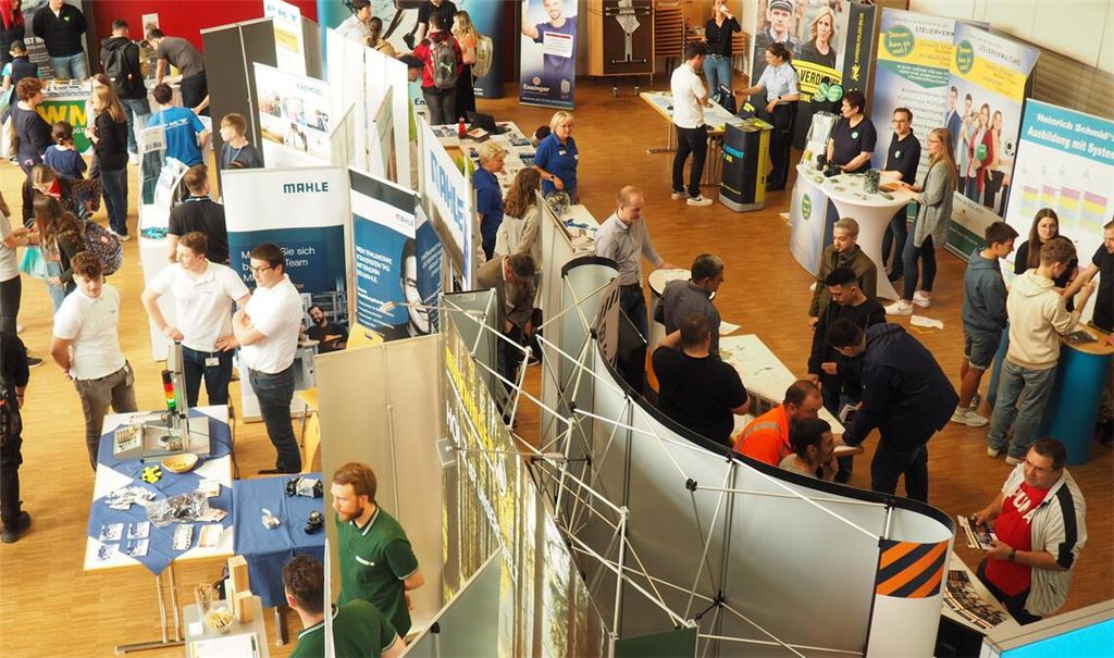 Auf eine große Resonanz stößt die erste Berufsmesse an der Johann-Christoph-Blumhardt-Schule in Lomersheim. Fotos: Müller
