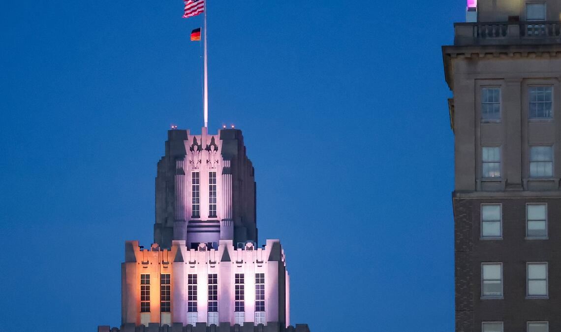 Auf einem Hochhaus in Winston-Salem weht unter der US-Fahne eine deutsche Fahne.
