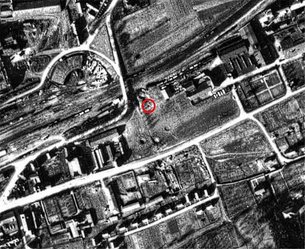 Auf einem Luftbild, das ein Aufklärungsflugzeug am 15. März 1945 gemacht hat, wird 2012 – eingerahmt von Bombenkratern – die Einschlagstelle eines Blindgängers im Industriegebiet entdeckt. Zur Orientierung: Links von der Markierung führt die Lienzinger Straße über die Bahntrasse, unterhalb liegt die Industriestraße, rechts vom roten Kreis befindet sich das Gelände der Firma Händle. Was ebenfalls deutlich auszumachen ist: Dort, wo die Ziegeleistraße einen Halbkreis beschreibt, liegt nach den Luftangriffen der Ringlokschuppen der Bahn teilweise in Trümmern.