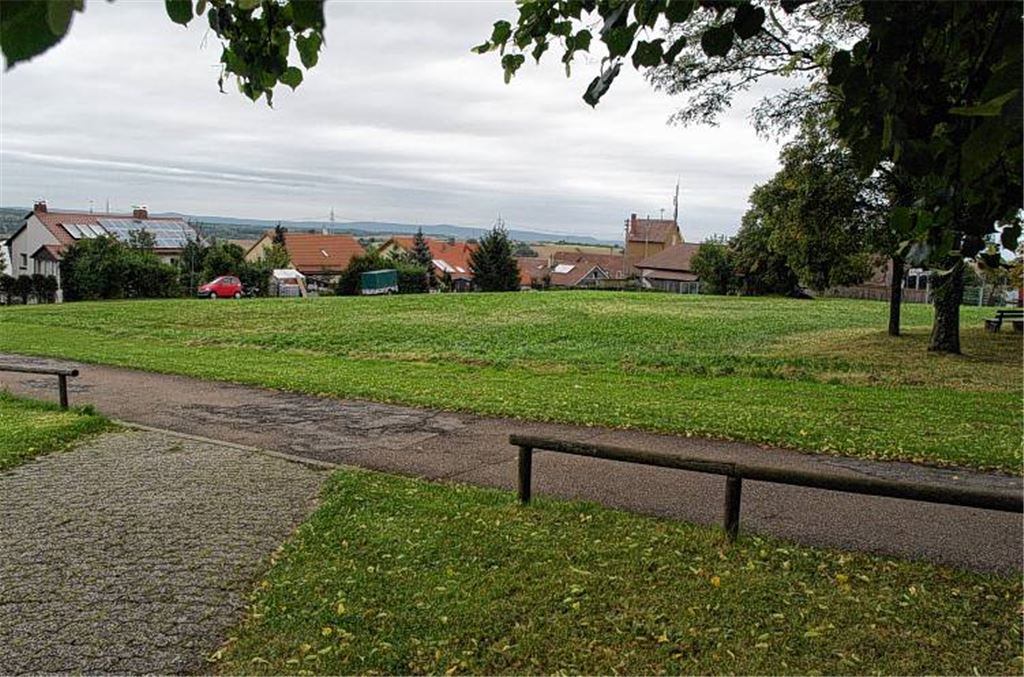 Auf einem Teil des ehemaligen Festplatzes an der Lindenstraße in Wiernsheim entsteht das neue Bildungszentrum.