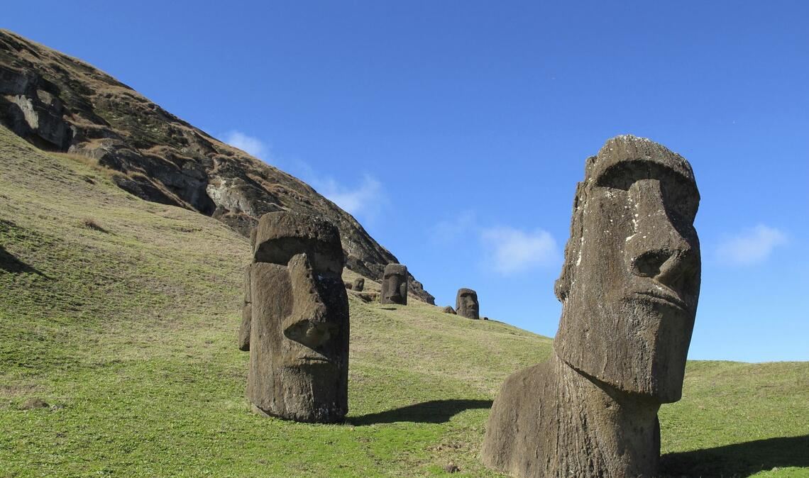 Auf einem auf den Osterinseln stehen In Stein geschlagene Köpfe, „Moais“.