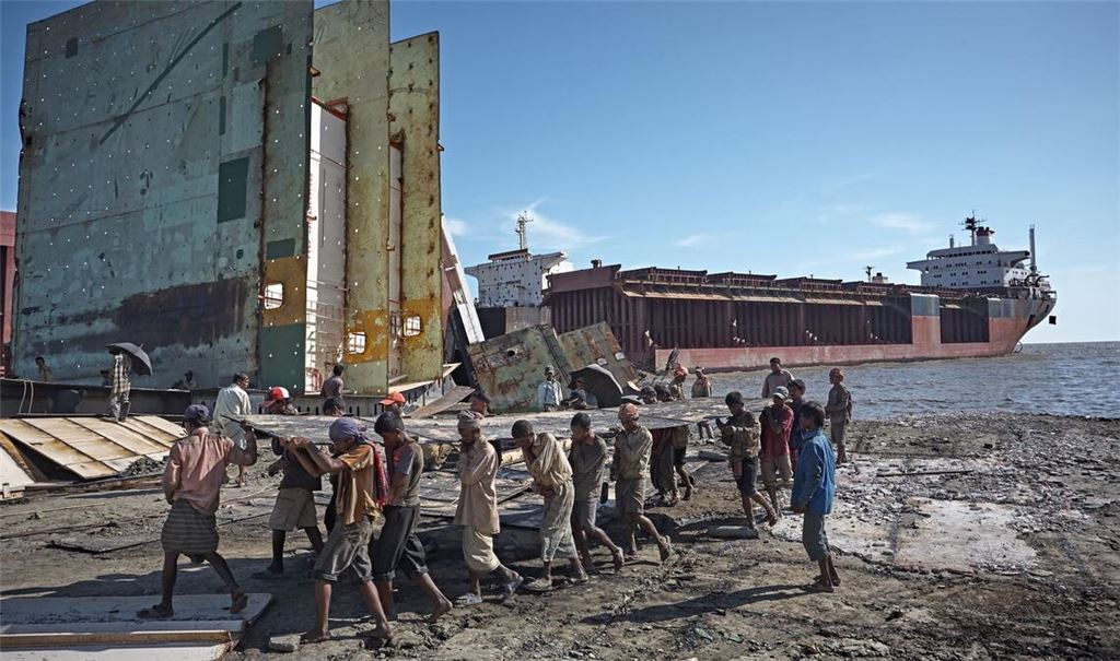 Auf einem sieben  Kilometer langen Strandabschnitt bei Faujdarhat etwa 15 Kilometer nordwestlich von Chittagong in Bangladesch  befinden sich eine der größten Abwrackwerften weltweit.