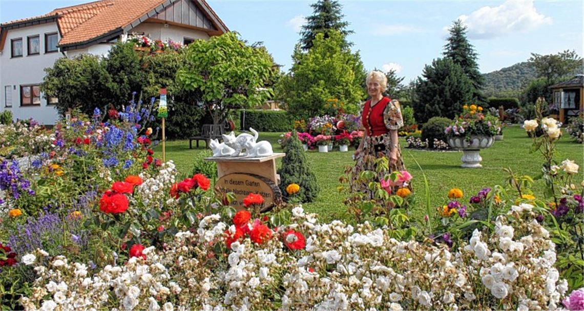 Auf einen Zaun kann Monika Huber aus Lienzingen getrost verzichten: Stattdessen sorgen vor ihrem Garten prächtige Blumenrabatte für einen herrlichen Blickfang.