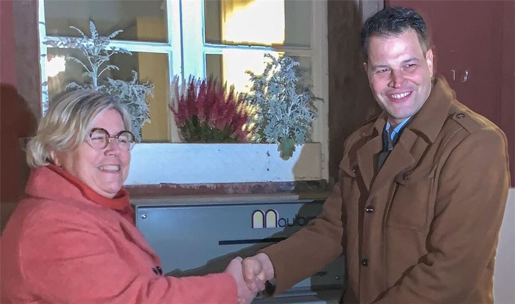 Auf einen fairen Wahlkampf: Aaron Treut und Johanna Bächle werfen ihre Bewerbungsunterlagen ein. Foto: privat