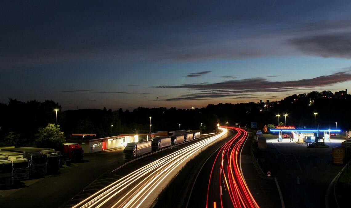 Mann vergisst Ehefrau an Raststätte Auf einer Autofahrt hat ein Mann seine Ehefrau auf einer Raststätte vergessen (Symbolfoto)
