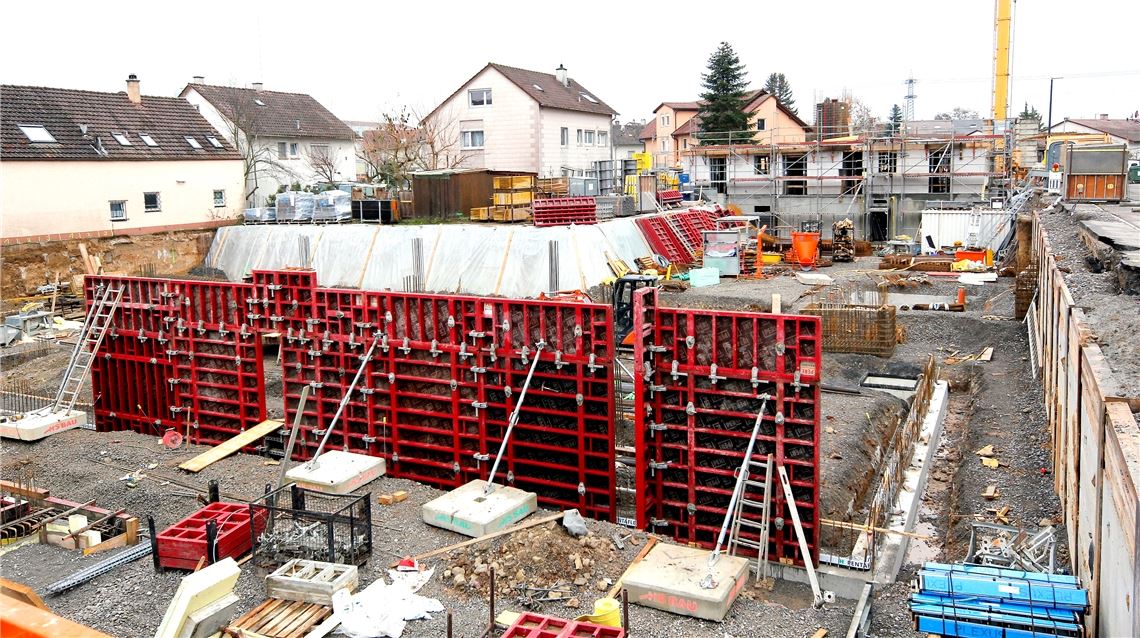 Auf einer Grundstücksfläche von knapp 2300 Quadratmetern zieht die Kreisbau Enz-Neckar im Wohngebiet „Bannholz“ in Mühlacker drei Gebäude mit insgesamt 27 Mietwohnungen und einer Tiefgarage hoch. Es ist mit etwa 7,3 Millionen Euro die größte Investition der vergangenen Jahre.Kollros