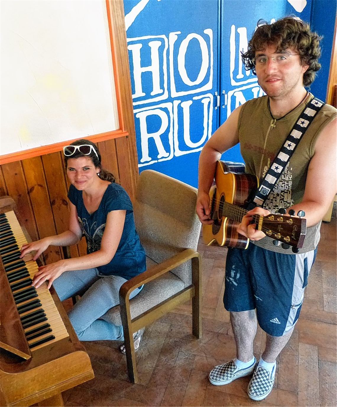 Auf einer (Noten-)Linie: die neue Jugendleiterin Mirjam Agbike und der „Home Run“-Vorsitzende Andreas Imhof im gemütlich eingerichteten „Wohnzimmer“ des Jugendtreffs.