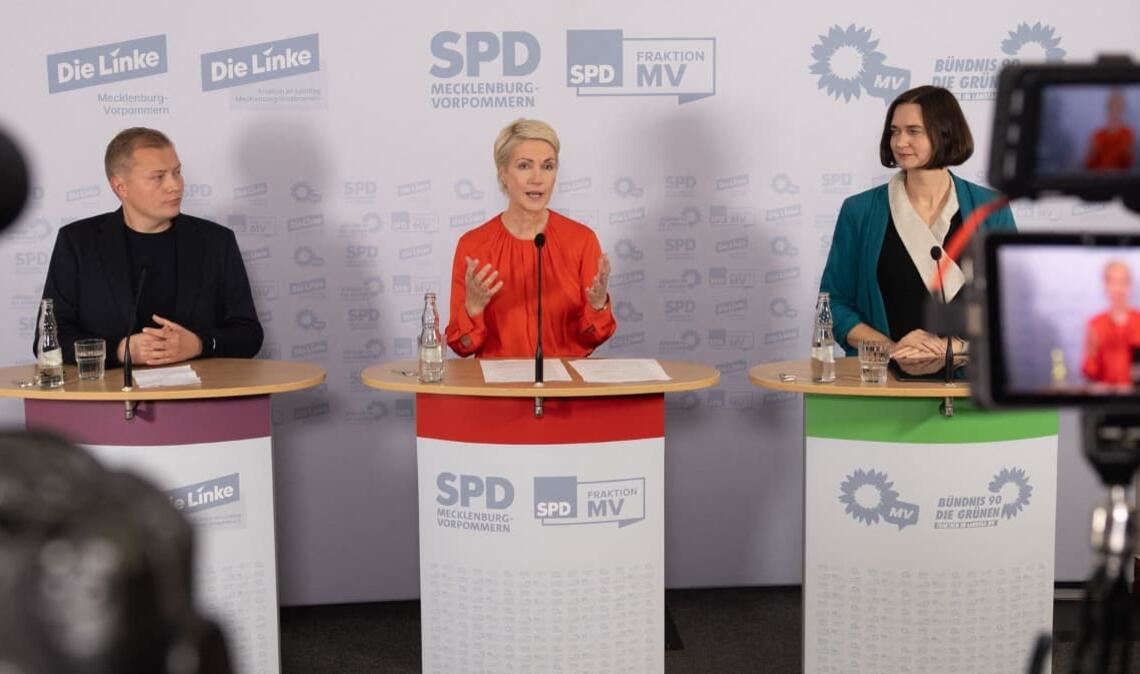 Auf einer Pressekonferenz zu den Koalitionsverhandlungen von SPD, Grünen und Linken im Schweriner Schloss spricht Ministerpräsidentin Manuela Schwesig (SPD, M) neben Claudia Müller (Grüne) und Linken-Landeschef Hennis Herbst.