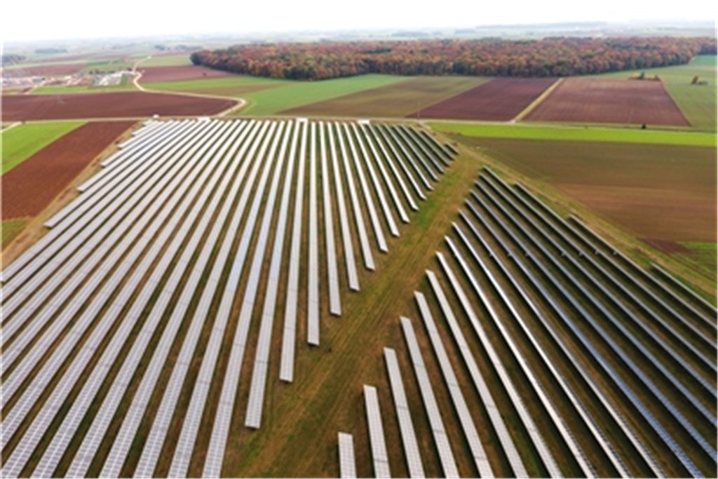 Auf einer knapp sieben Hektar großen Fläche westlich von Großglattbach (siehe Karte unten) könnte eine Freiflächen-Photovoltaik-Anlage – das Archivfoto zeigt eine Anlage bei Wertheim – entstehen. Symbolfoto: Archiv, Karte. privat