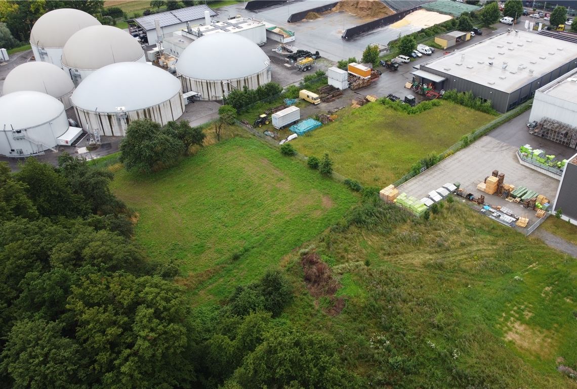 Auf einer unbebauten Fläche bei der Biogasanlage in den Waldäckern soll ein millionenschweres Umwelt-Projekt für eine grüne Land- und Energiewirtschaft umgesetzt werden. Foto: Christian Schramm