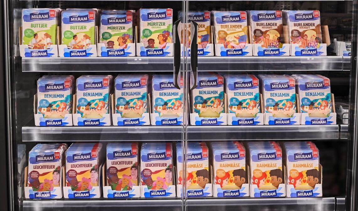 Auf einigen Milram-Käseverpackungen sind Menschen verschiedener Hautfarben zu sehen.