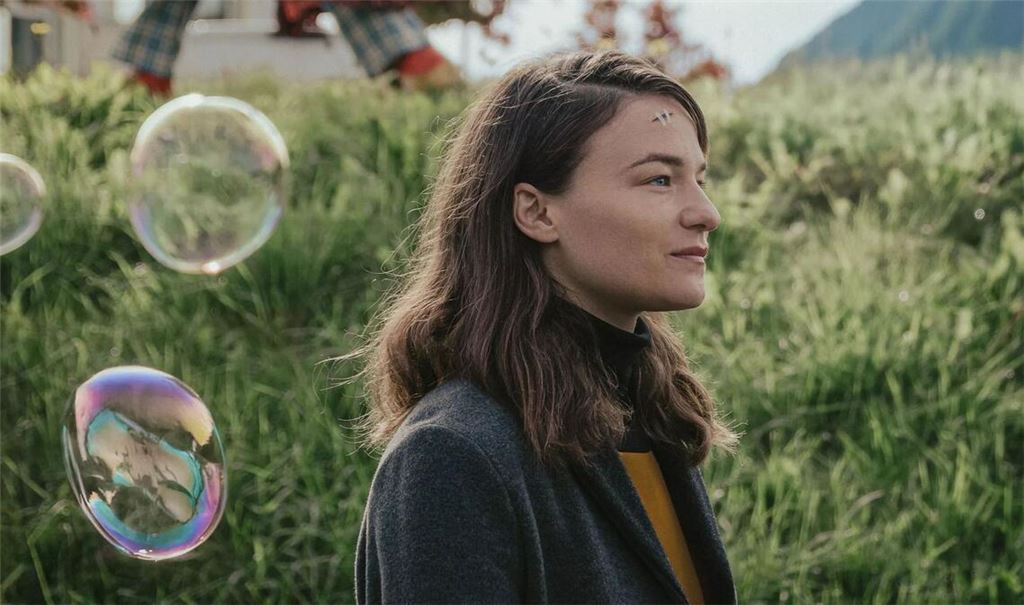 Auf einmal allein: Valerie Pachner in dem Kinofilm „Vier minus drei“