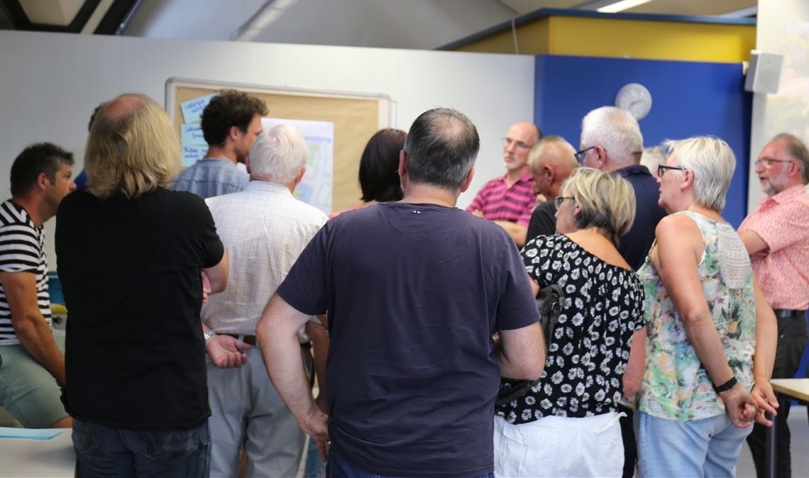 Auf große Resonanz ist die Diskussionsveranstaltung zur Neugestaltung des Platzes rund um die Sternenfelser Kirche gestoßen. Foto: Willimek
