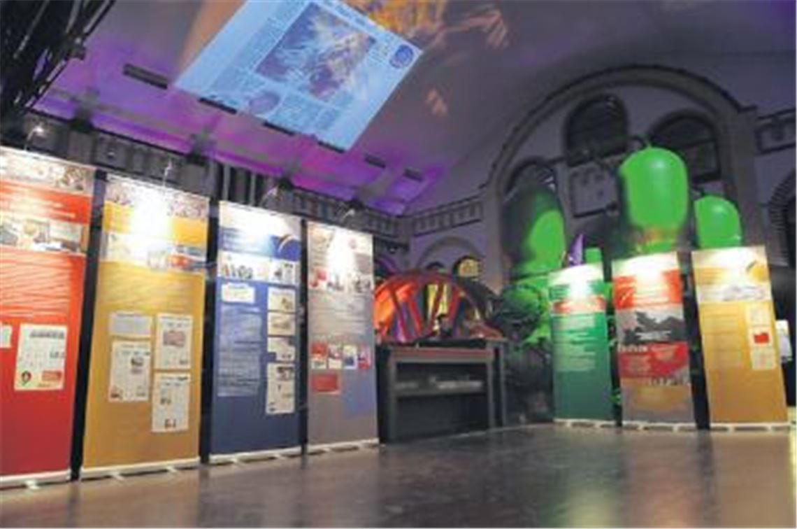 Auf großen Tafeln stellt die Wanderausstellung, hier im Wasserwerk Berlin, das breite Themenspektrum der Lokalzeitung dar. Foto: privat