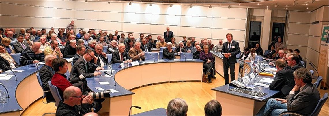 Auf großes Interesse stößt der Bürgerdialog zum Freihandelsabkommen TTIP. Der Sitzungssaal im Landratsamt platzt aus allen Nähten.