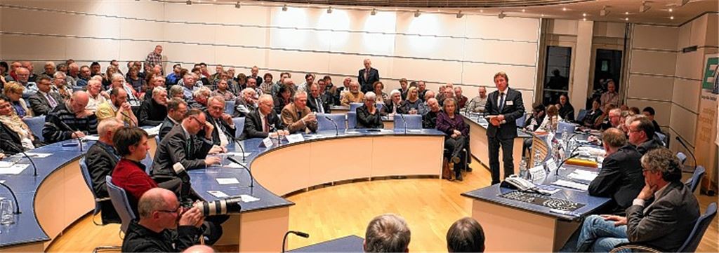 Auf großes Interesse stößt der Bürgerdialog zum Freihandelsabkommen TTIP. Der Sitzungssaal im Landratsamt platzt aus allen Nähten.